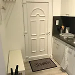 A Lovley Newly Decorated Fully Equipped Walking Distance To The Park Where Will Find The World Famous Szechenyi Thermal Bath Spa, Museums , And The Capital Circus , Ac, Smart Tv, High Speed Internet *