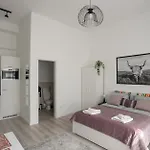 A Lovley Newly Decorated Fully Equipped Walking Distance To The Park Where Will Find The World Famous Szechenyi Thermal Bath Spa, Museums , And The Capital Circus , Ac, Smart Tv, High Speed Internet Apartmán