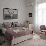 Apartmán A Lovley Newly Decorated Fully Equipped Walking Distance To The Park Where Will Find The World Famous Szechenyi Thermal Bath Spa, Museums , And The Capital Circus , Ac, Smart Tv, High Speed Internet