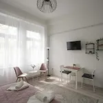 A Lovley Newly Decorated Fully Equipped Walking Distance To The Park Where Will Find The World Famous Szechenyi Thermal Bath Spa, Museums , And The Capital Circus , Ac, Smart Tv, High Speed Internet Apartmán Budapešť
