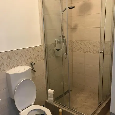 A Lovley Newly Decorated Fully Equipped Walking Distance To The Park Where Will Find The World Famous Szechenyi Thermal Bath Spa, Museums , And The Capital Circus , Ac, Smart Tv, High Speed Internet