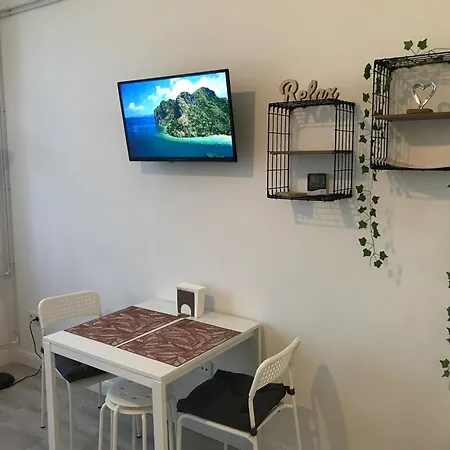 Lovley Newly Decorated Fully Equipped Walking Distance To The Puskas Arena ,city Park Where Will Find The World Famous Szechenyi Thermal Bath Spa, Museums ,the Capital Circus ,ac, Smart Tv, And High Speed Stable Internet Apartment Budapest