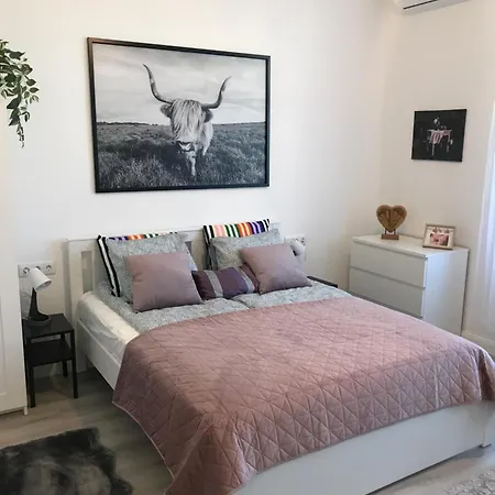 A Lovley Newly Decorated Fully Equipped Walking Distance To The Puskas Arena ,city Park Where Will Find The World Famous Szechenyi Thermal Bath Spa, Museums ,and The Capital Circus ,ac, Smart Tv, High Speed Internet Διαμέρισμα