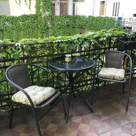 A Lovley Newly Decorated Fully Equipped Walking Distance To The Puskas Arena ,city Park Where Will Find The World Famous Szechenyi Thermal Bath Spa, Museums ,and The Capital Circus ,ac, Smart Tv, High Speed Internet