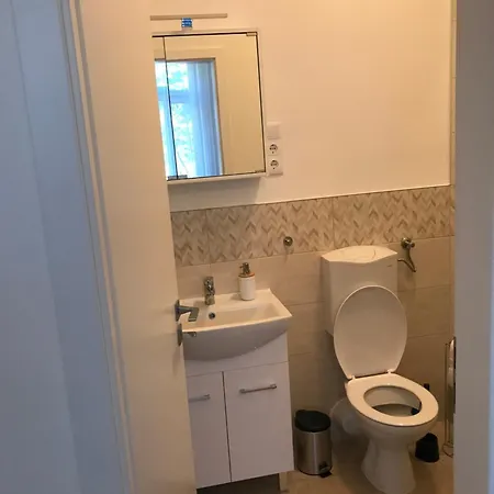 A Lovley Newly Decorated Fully Equipped Walking Distance To The Puskas Arena ,city Park Where Will Find The World Famous Szechenyi Thermal Bath Spa, Museums ,and The Capital Circus ,ac, Smart Tv, High Speed Internet