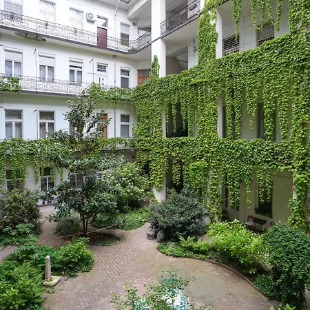 Appartement A Lovley Newly Decorated Fully Equipped Walking Distance To The Park Where Will Find The World Famous Szechenyi Thermal Bath Spa, Museums , And The Capital Circus , Ac, Smart Tv, High Speed Internet Boedapest