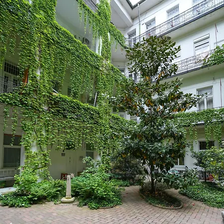 A Lovley Newly Decorated Fully Equipped Walking Distance To The Park Where Will Find The World Famous Szechenyi Thermal Bath Spa, Museums , And The Capital Circus , Ac, Smart Tv, High Speed Internet