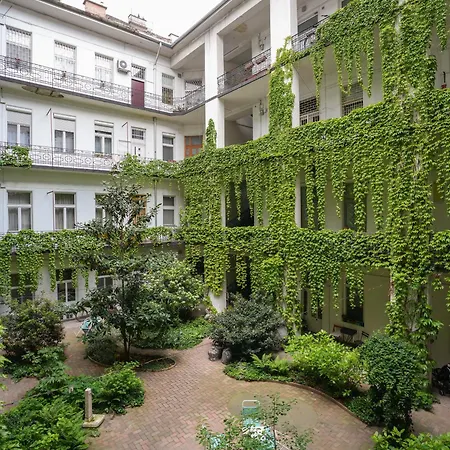 A Lovley Newly Decorated Fully Equipped Walking Distance To The Park Where Will Find The World Famous Szechenyi Thermal Bath Spa, Museums , And The Capital Circus , Ac, Smart Tv, High Speed Internet Apartmán *