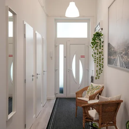 A Lovley Newly Decorated Fully Equipped Walking Distance To The Puskas Arena ,city Park Where Will Find The World Famous Szechenyi Thermal Bath Spa, Museums ,and The Capital Circus ,ac, Smart Tv, High Speed Internet