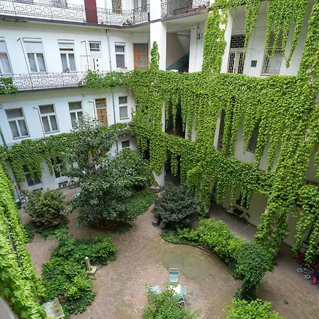 A Lovley Newly Decorated Fully Equipped Walking Distance To The Park Where Will Find The World Famous Szechenyi Thermal Bath Spa, Museums , And The Capital Circus , Ac, Smart Tv, High Speed Internet *