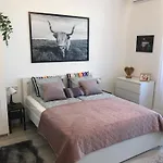 A Lovley Newly Decorated Fully Equipped Walking Distance To The Park Where Will Find The World Famous Szechenyi Thermal Bath Spa, Museums , And The Capital Circus , Ac, Smart Tv, High Speed Internet Appartement