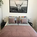A Lovley Newly Decorated Fully Equipped Walking Distance To The Park Where Will Find The World Famous Szechenyi Thermal Bath Spa, Museums , And The Capital Circus , Ac, Smart Tv, High Speed Internet Appartement Budapest