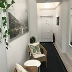 A Lovley Newly Decorated Fully Equipped Walking Distance To The Park Where Will Find The World Famous Szechenyi Thermal Bath Spa, Museums , And The Capital Circus , Ac, Smart Tv, High Speed Internet Appartement Budapest