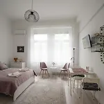 A Lovley Newly Decorated Fully Equipped Walking Distance To The Park Where Will Find The World Famous Szechenyi Thermal Bath Spa, Museums , And The Capital Circus , Ac, Smart Tv, High Speed Internet Budapest