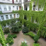 A Lovley Newly Decorated Fully Equipped Walking Distance To The Park Where Will Find The World Famous Szechenyi Thermal Bath Spa, Museums , And The Capital Circus , Ac, Smart Tv, High Speed Internet *