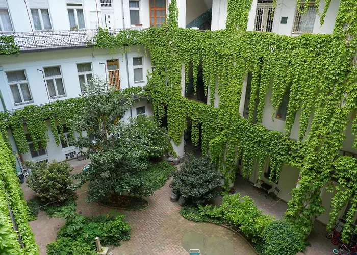A Lovley Newly Decorated Fully Equipped Walking Distance To The Park Where Will Find The World Famous Szechenyi Thermal Bath Spa, Museums , And The Capital Circus , Ac, Smart Tv, High Speed Internet *